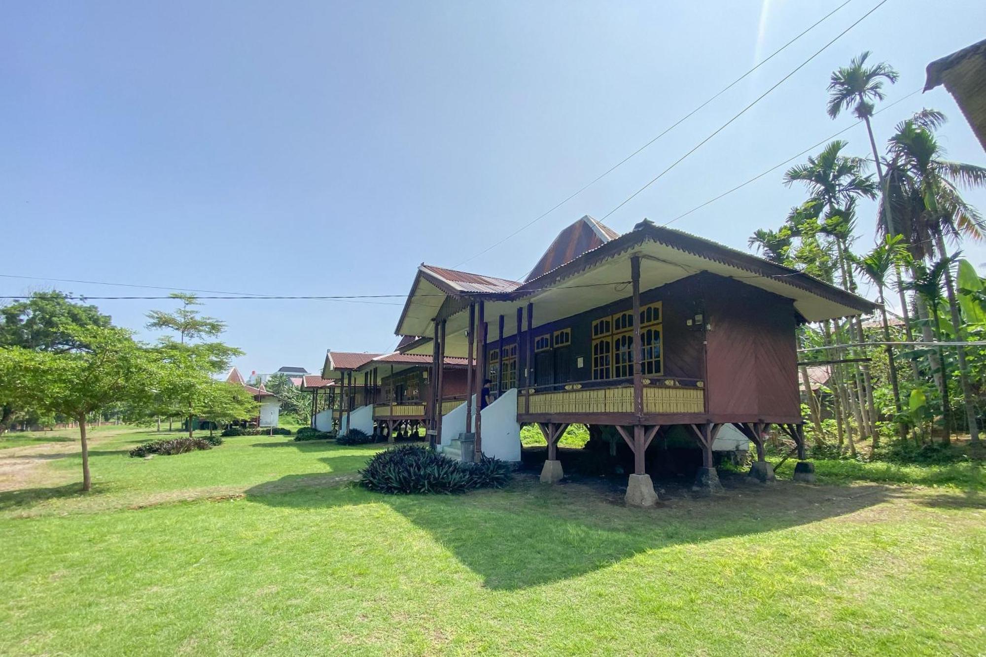 Hotel Pantai Panjang Bengkulu Redpartner מראה חיצוני תמונה